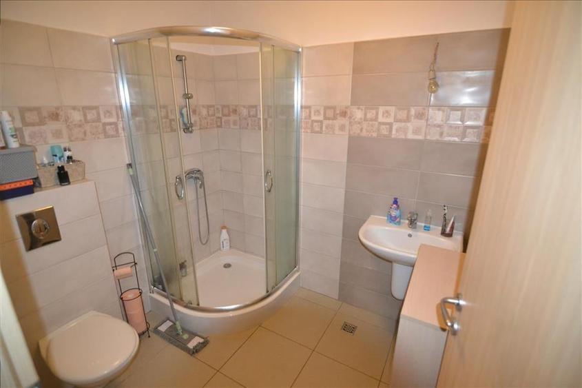 Apartament cu 3 camere decomandat în Tractorul