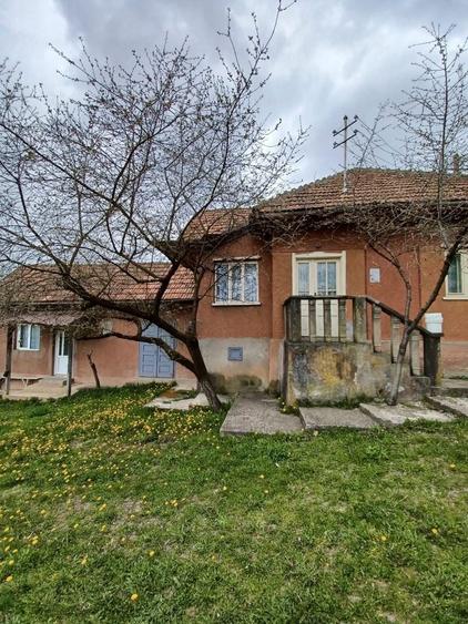 Casă cu 4 camere în Almașu