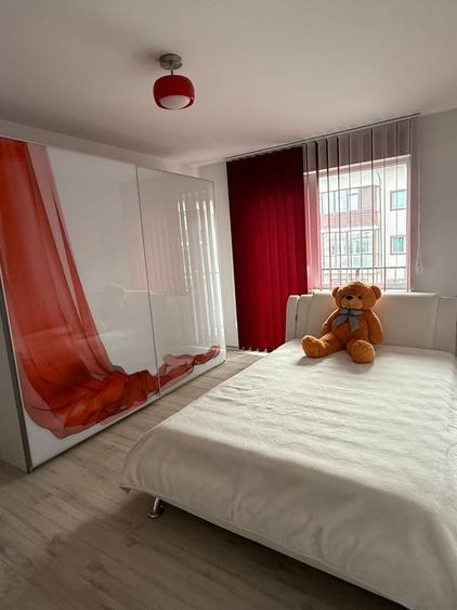Apartament cu 3 camere semidecomandat în Roșu