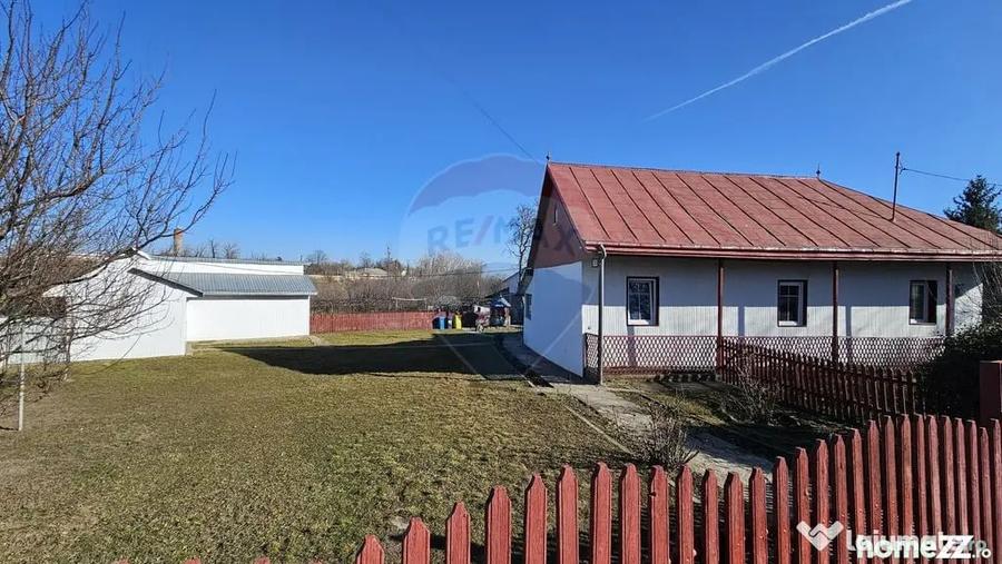 Casă cu 3 camere cu Teren 4900 Mp în Central