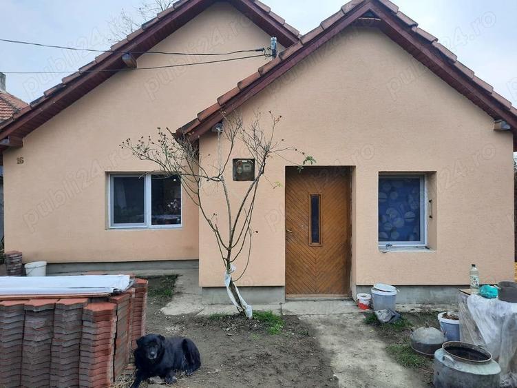 Casă cu 4 camere cu Teren 1370 Mp în Plopi