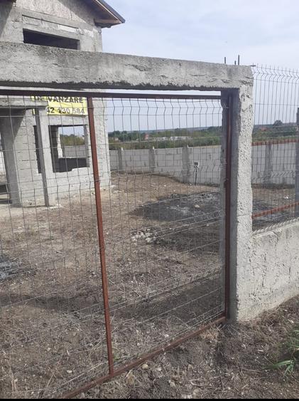 Casă cu 5 camere cu Teren 700 Mp în Roșu