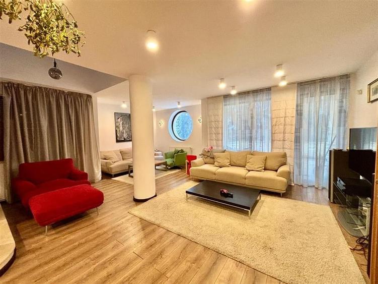 Casă individuală cu 9 camere cu Canalizare în Cioplea