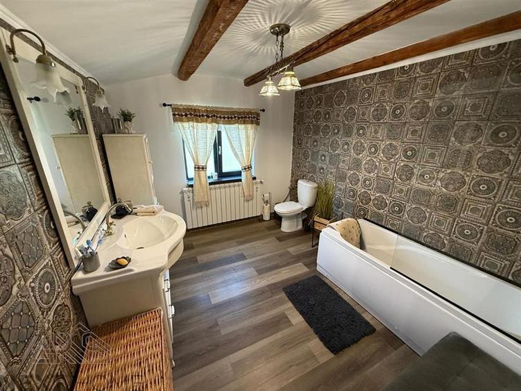 Casă cu 4 camere cu Teren 2400 Mp în Păulești