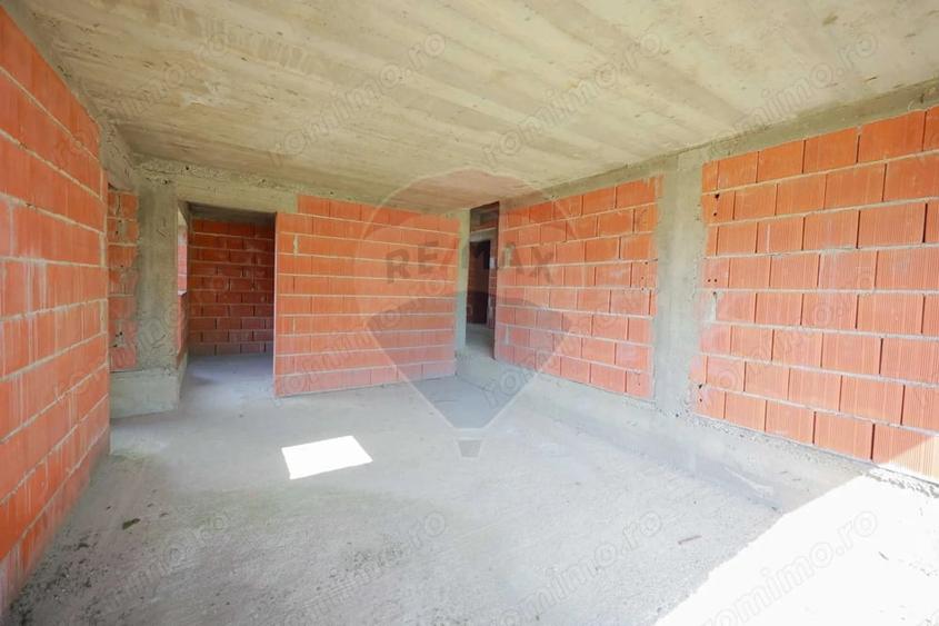 Casă cu Teren 1013 Mp în Cordău