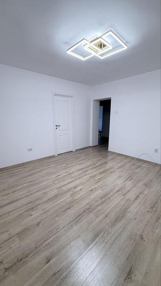 Apartament cu 3 camere semidecomandat în Cina