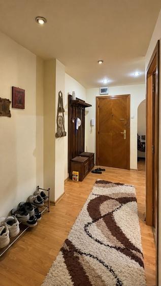 Apartament cu 3 camere decomandat, mobilat în Soarelui