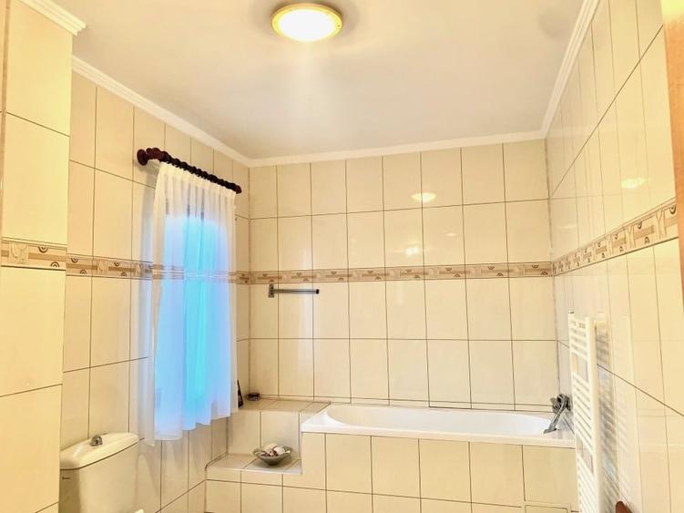 Casă individuală cu 5 camere cu Canalizare în Central