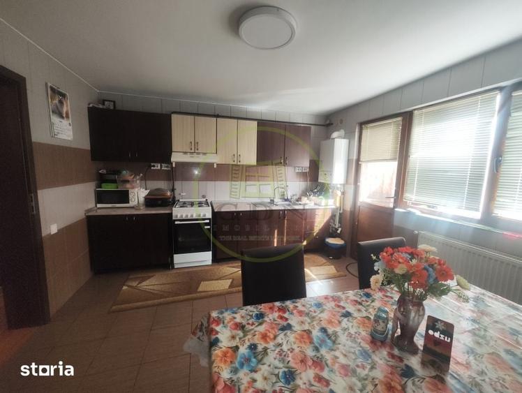 Casă cu 6 camere cu Teren 400 Mp în Podari