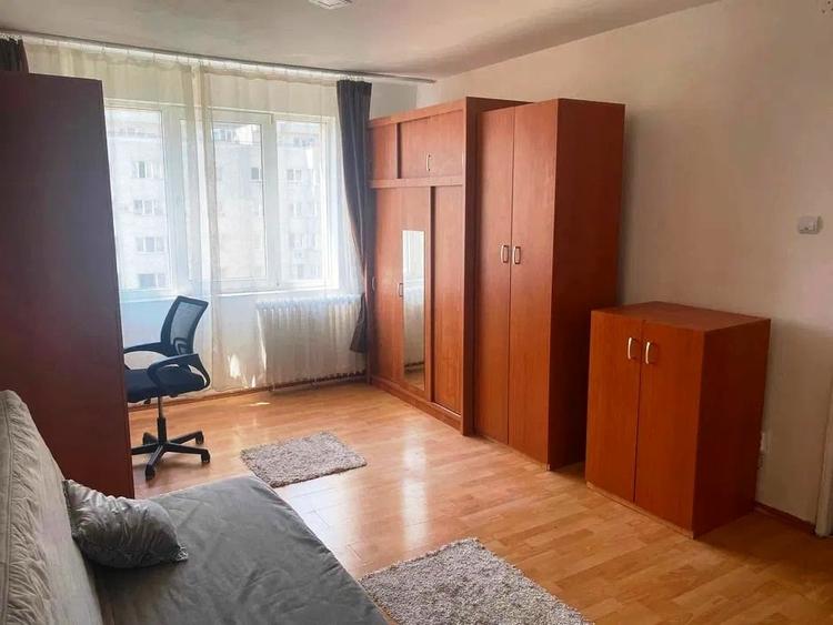 Garsonieră decomandată în Titan
