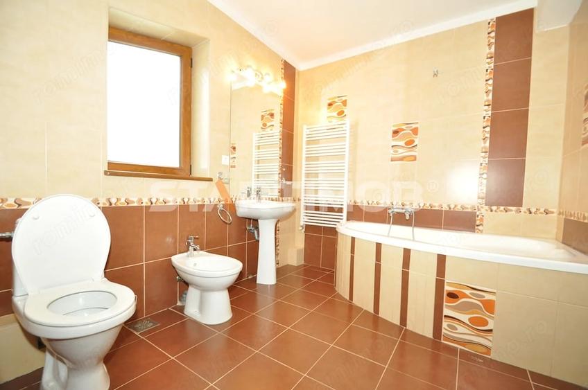 Casă cu 5 camere cu Teren 800 Mp în Cristian