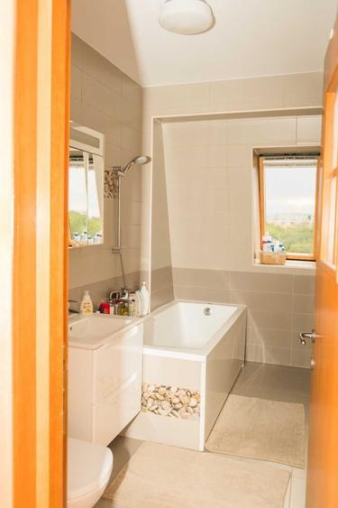 Apartament cu 3 camere decomandat în Tractorul
