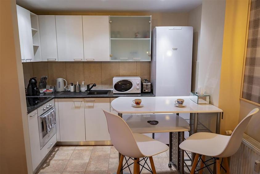 Apartament cu 3 camere decomandat, mobilat în Clăbucet