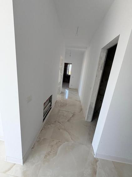 Apartament cu 3 camere semidecomandat, mobilat în Giroc