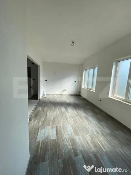 Apartament cu 5 camere decomandat, mobilat în Decebal