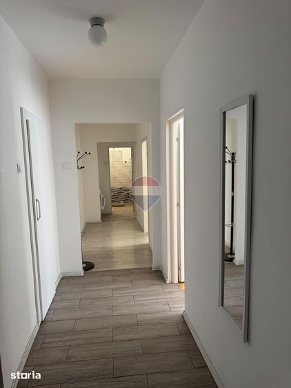 Apartament cu 3 camere decomandat în Gruia