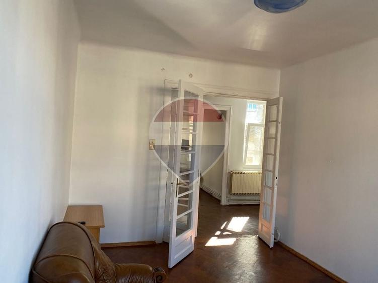 Apartament cu 3 camere decomandat în Periferie