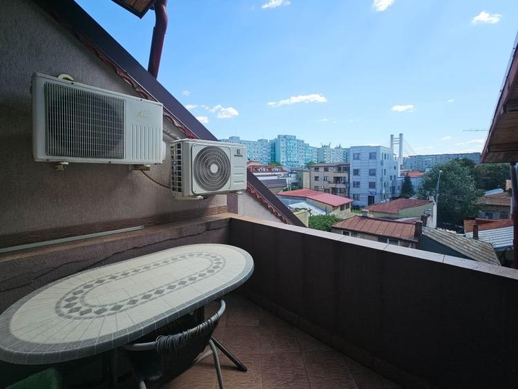 Casă individuală cu 8 camere cu Canalizare în Titulescu