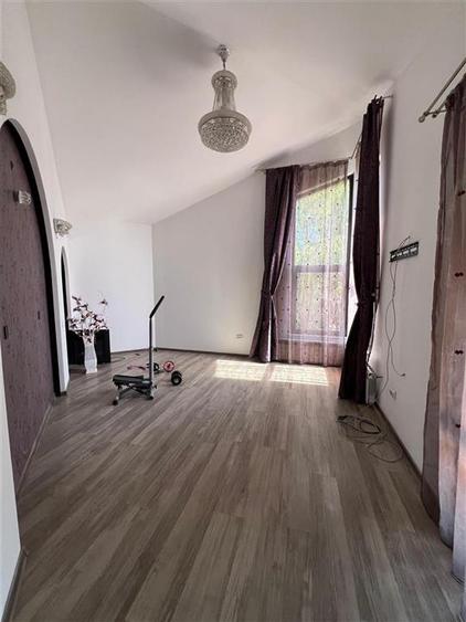 Casă cu 7 camere cu Teren 750 Mp în Vișan