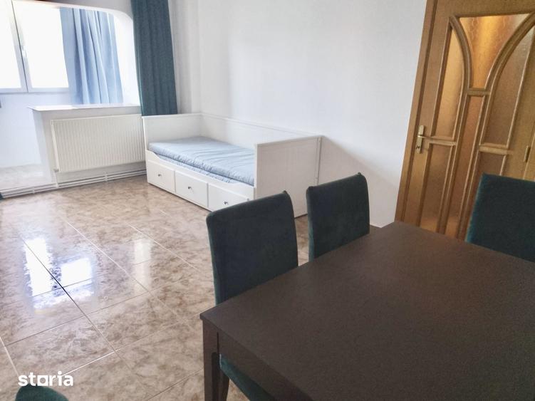 Apartament cu 4 camere semidecomandat în Tineretului