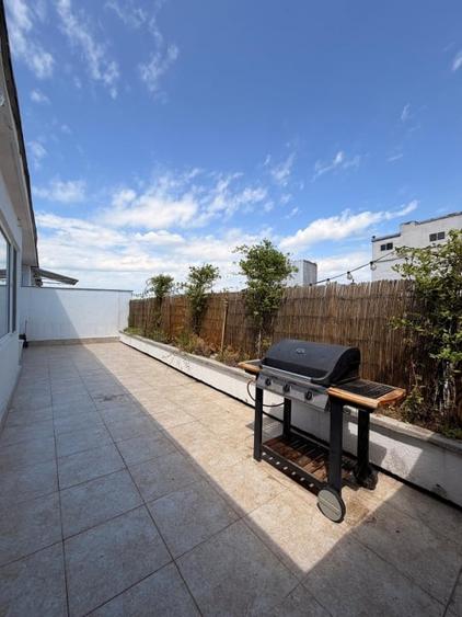 Apartament cu 4 camere semidecomandat, mobilat în P-ța Romană