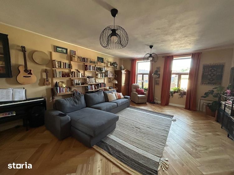 Casă cu 8 camere cu Teren 826 Mp în Central