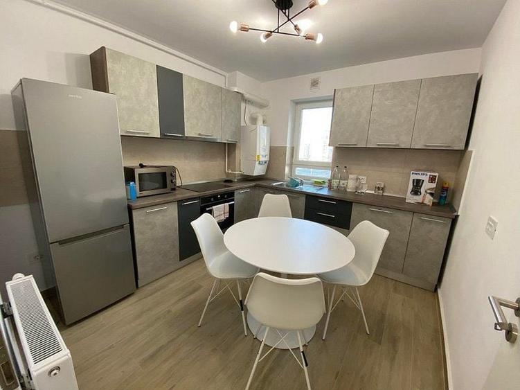 Apartament cu 3 camere decomandat în Tractorul