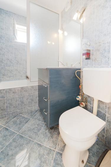 Apartament cu 3 camere semidecomandat, mobilat în Baba Novac