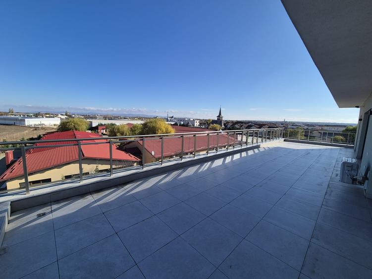 Penthouse cu 4 camere decomandat în Vladimirescu