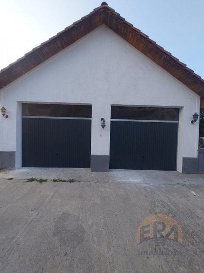 Casă individuală cu 9 camere cu Canalizare în Ineu
