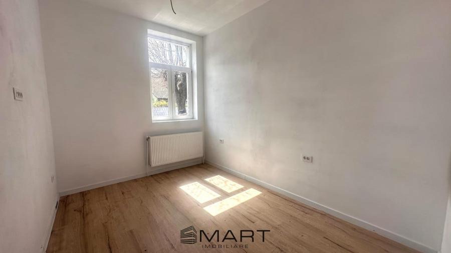 Apartament cu 3 camere semidecomandat în Piața Cluj