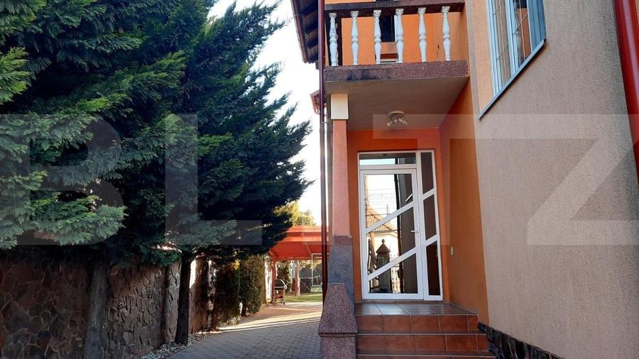 Casă individuală cu 9 camere cu Teren 868 Mp în Est