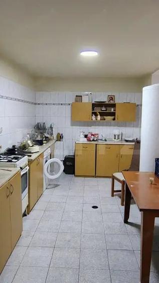 Casă cu 11 camere cu Teren 670 Mp în Clăbucet