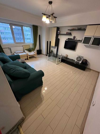 Apartament cu 4 camere decomandat în Mihai Bravu