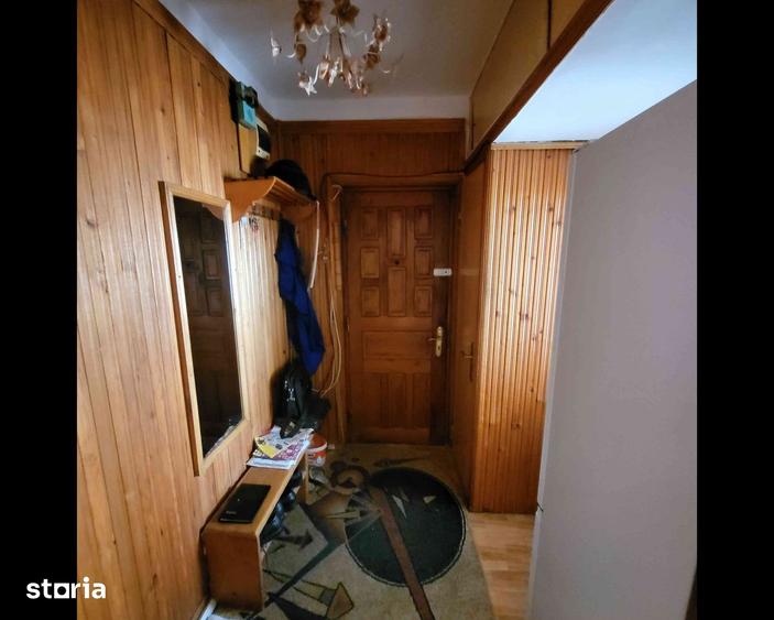 Apartament cu 3 camere semidecomandat în Letea