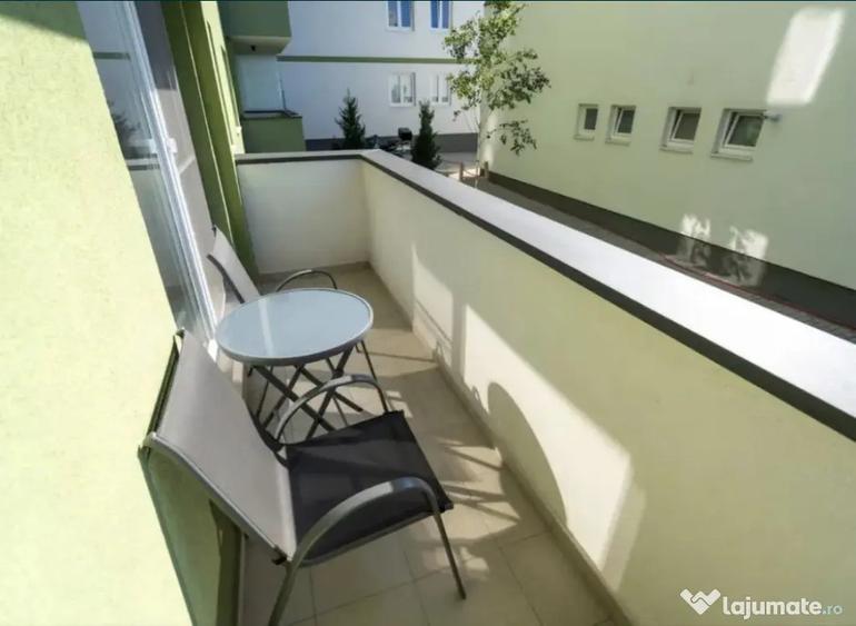 Apartament cu 3 camere decomandat în Tractorul