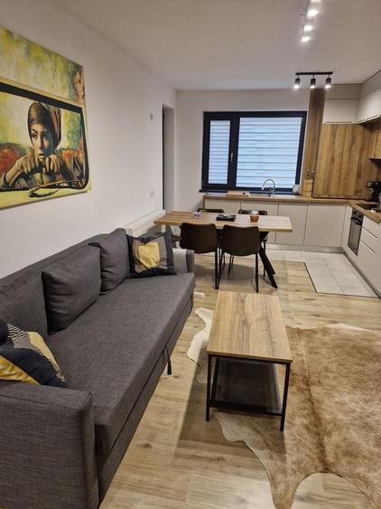 Apartament cu 3 camere decomandat în Tractorul