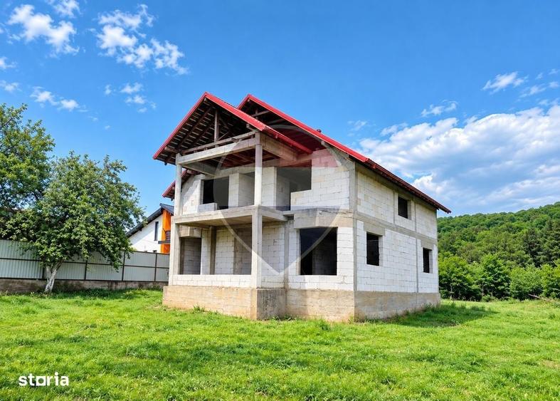Casă cu 4 camere în Petricica