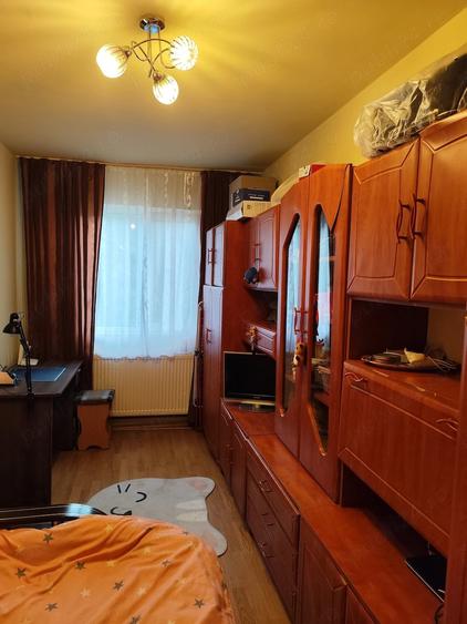 Apartament cu 3 camere semidecomandat în Central