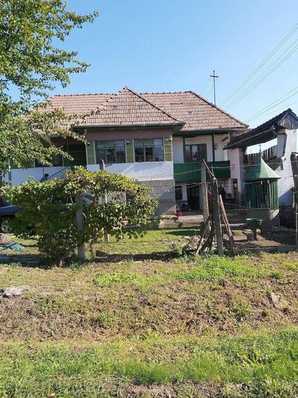 Casă cu 3 camere cu Teren 2506 Mp în Trei Sate