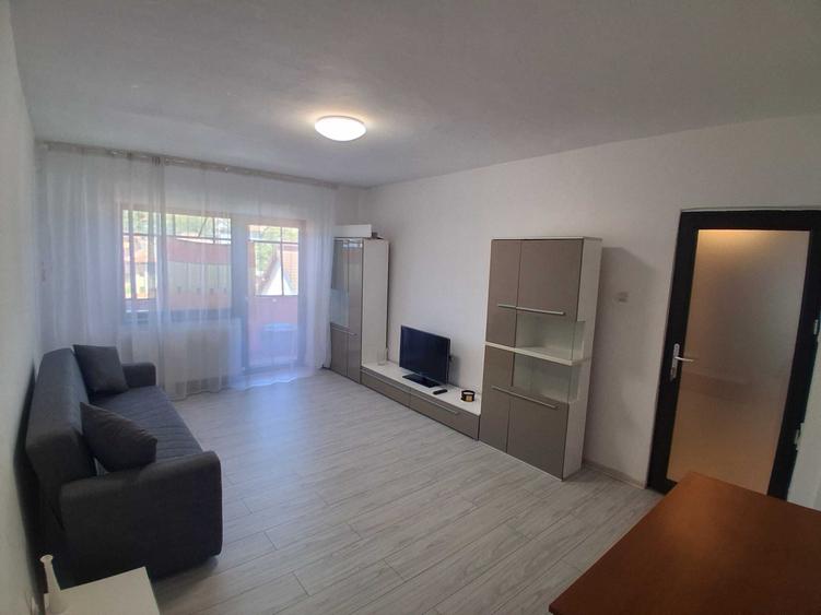 Inchiriez apartament, 2 camere, zona nord, total decomandat si utilat, centrala proprie, etaj 4, bloc cu acoperis. Nr. Telefon 0741470441 - 3
