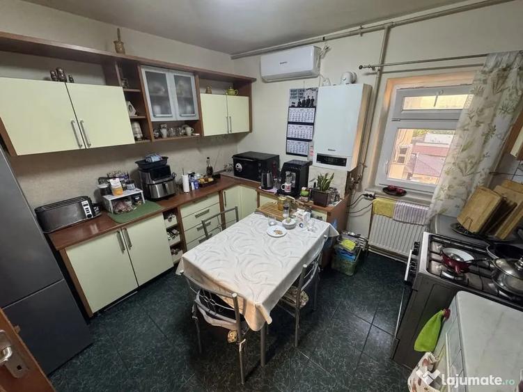 Apartament cu 4 camere decomandat în Central