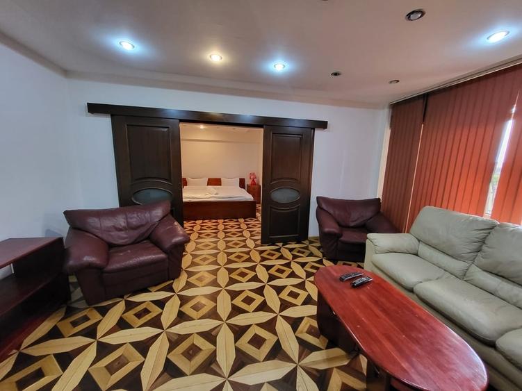 Apartament cu 3 camere semidecomandat, mobilat în Decebal