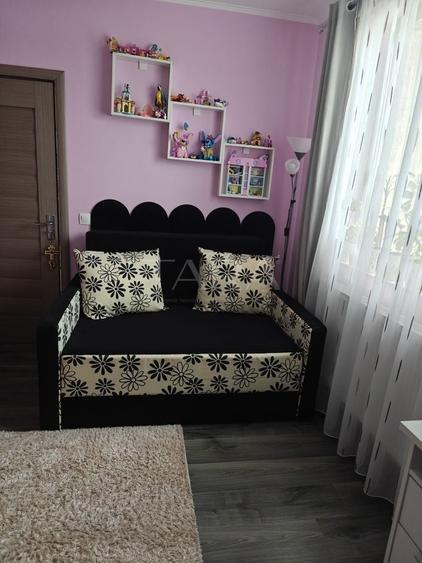 Apartament cu 3 camere semidecomandat, mobilat în Florești