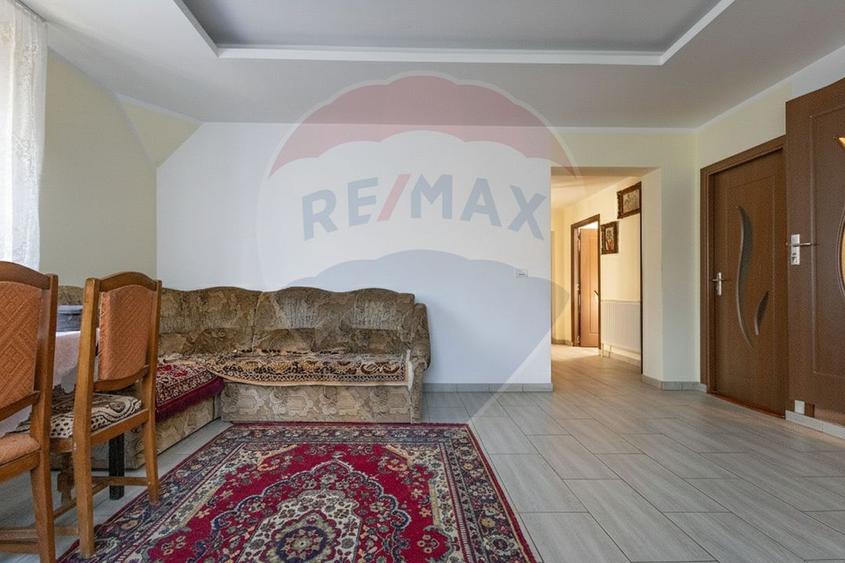 Casă individuală cu 6 camere cu Teren 266 Mp în Șagului