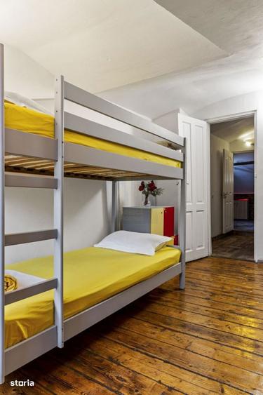 Casă cu 8 camere cu Canalizare în Central