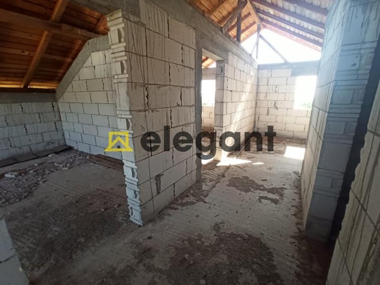 Casă individuală cu 5 camere cu Teren 400 Mp în Periferie