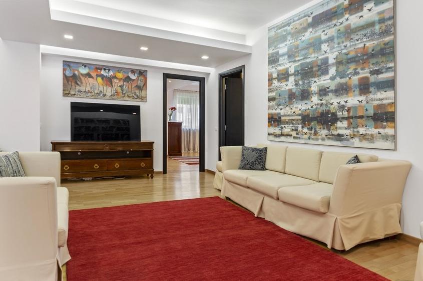 Apartament cu 3 camere semidecomandat în Arcul de Triumf