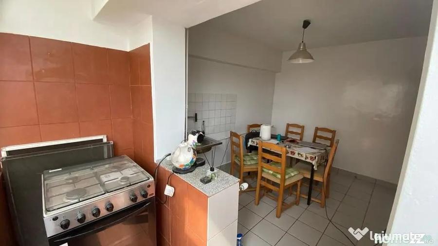 Apartament cu 4 camere decomandat în Romană