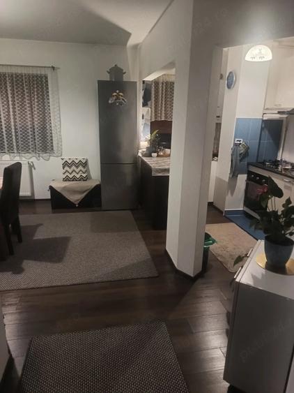 Apartament cu 3 camere decomandat în Florești